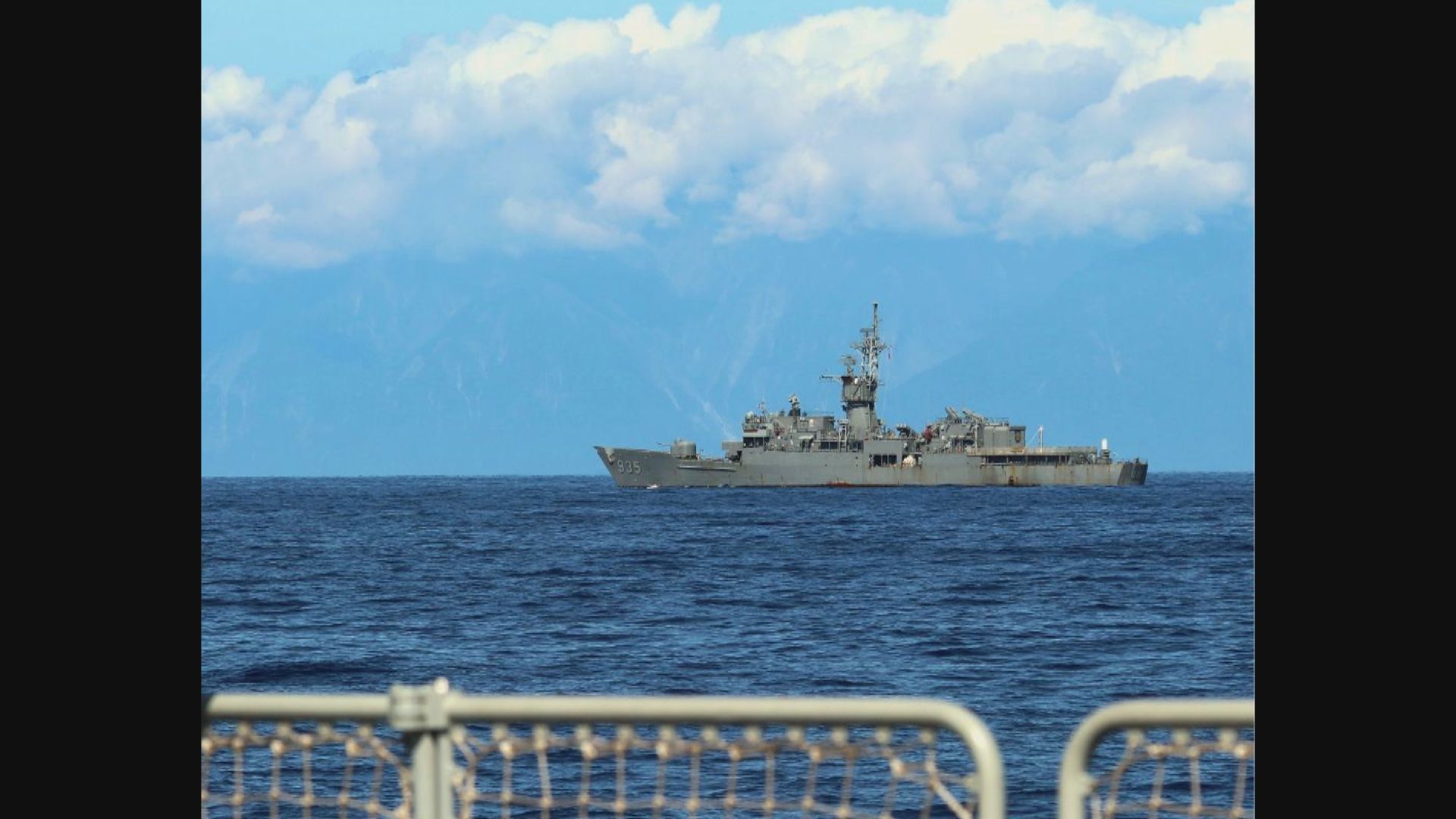 解放軍發放靠近台灣海岸航行相片　台灣的國防部再偵獲多批解放軍越過台海中線