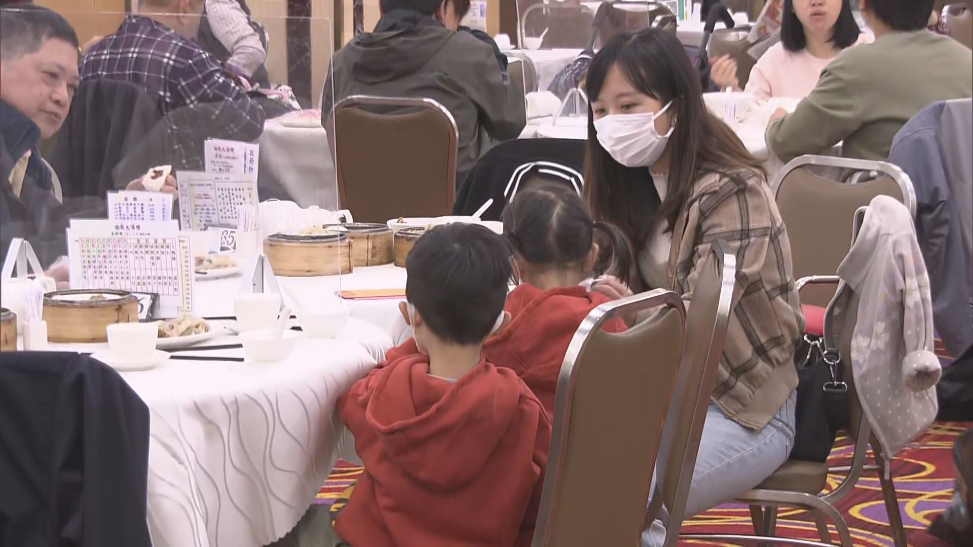 大年初一有市民幾代同堂酒樓飲茶拜年　人流較往年少