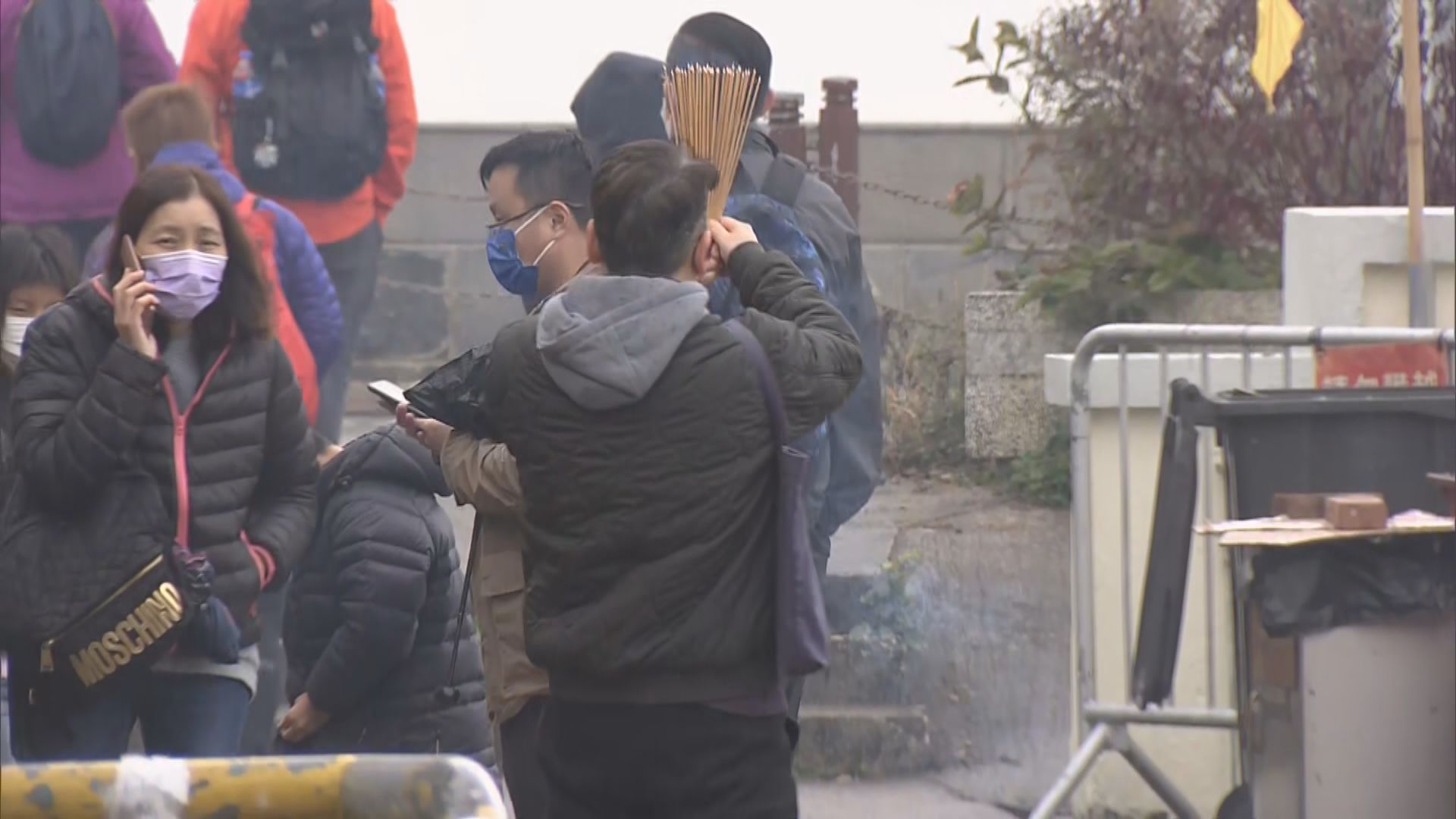 疫下多項傳統新年活動取消　新界有村民燒炮仗　善信到廟宇參拜