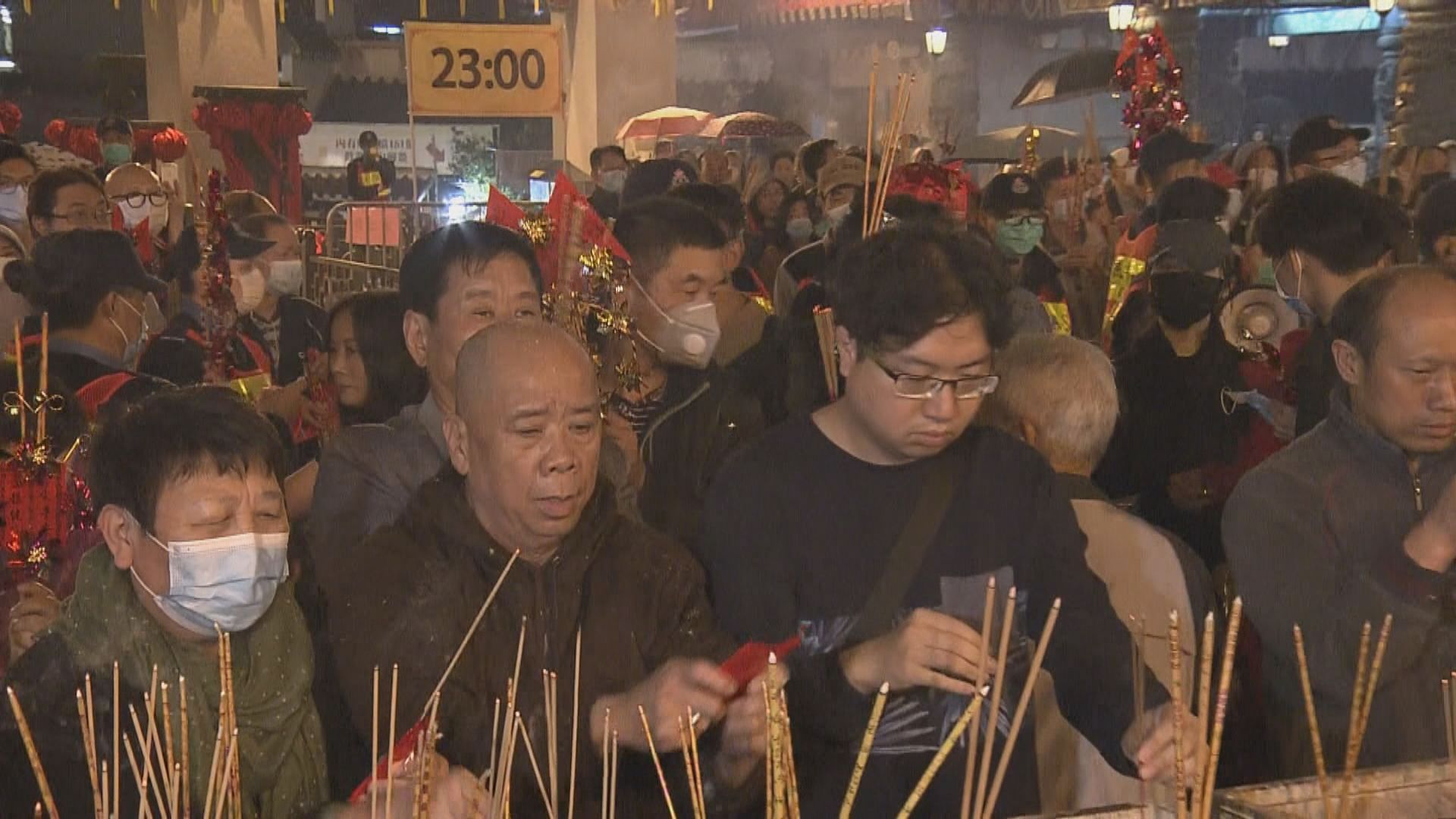黃大仙祠大批善信子時爭上頭炷香