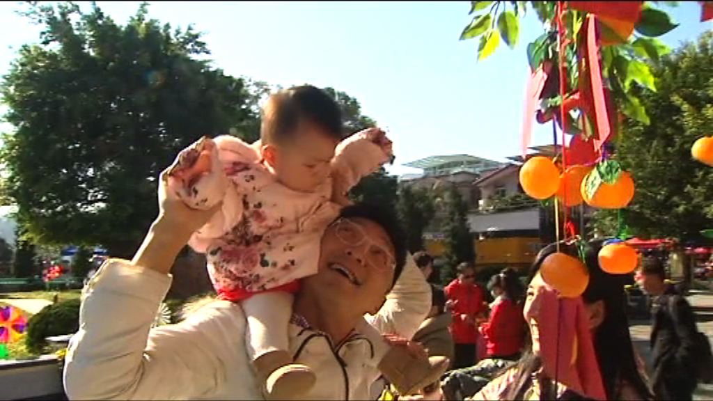 不少市民到林村擲寶牒祈福