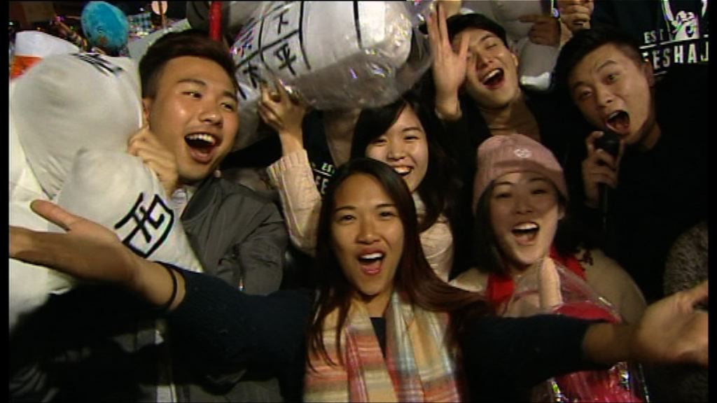 維園年宵人山人海 攤檔減價促銷