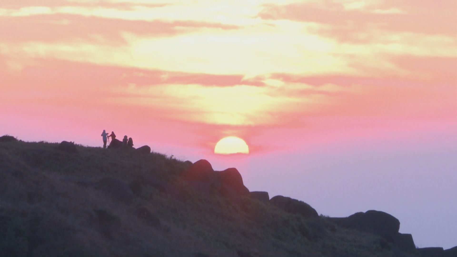 【新一年開始】市民冒寒風登大帽山　迎接元旦日出