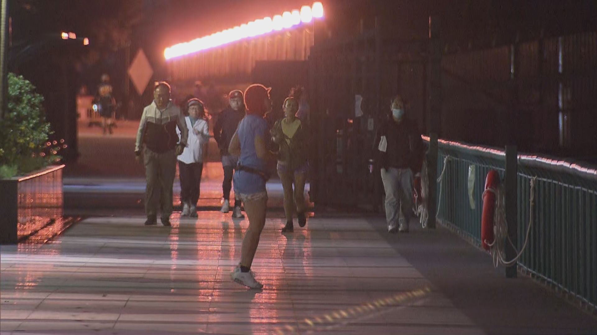 市區最低氣溫約13度　泳客無懼寒冷