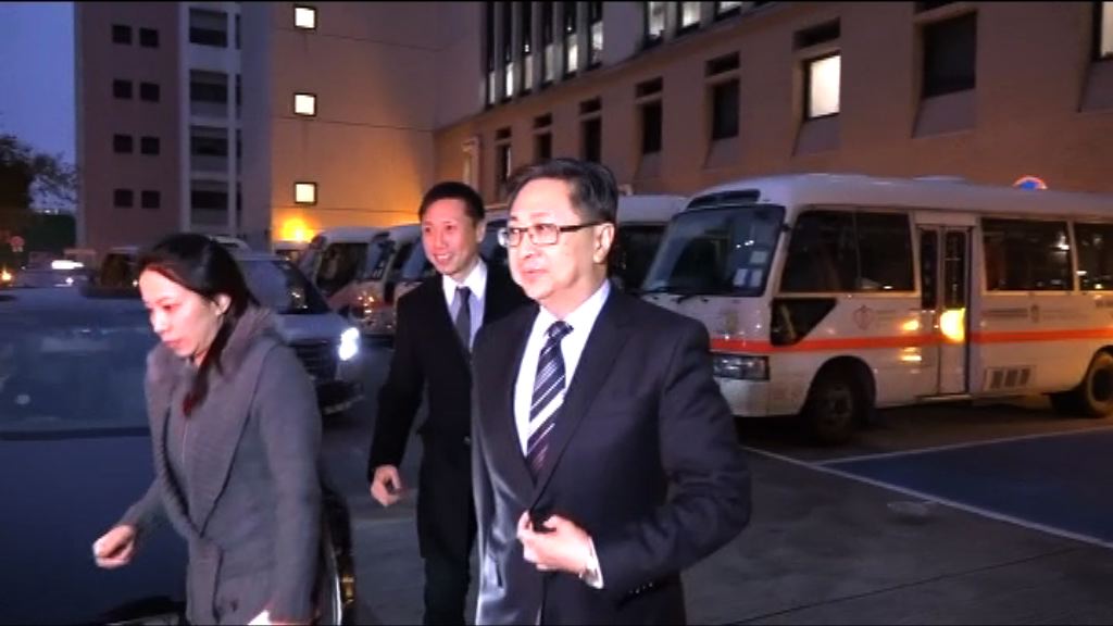盧偉聰到醫院探望受傷警員