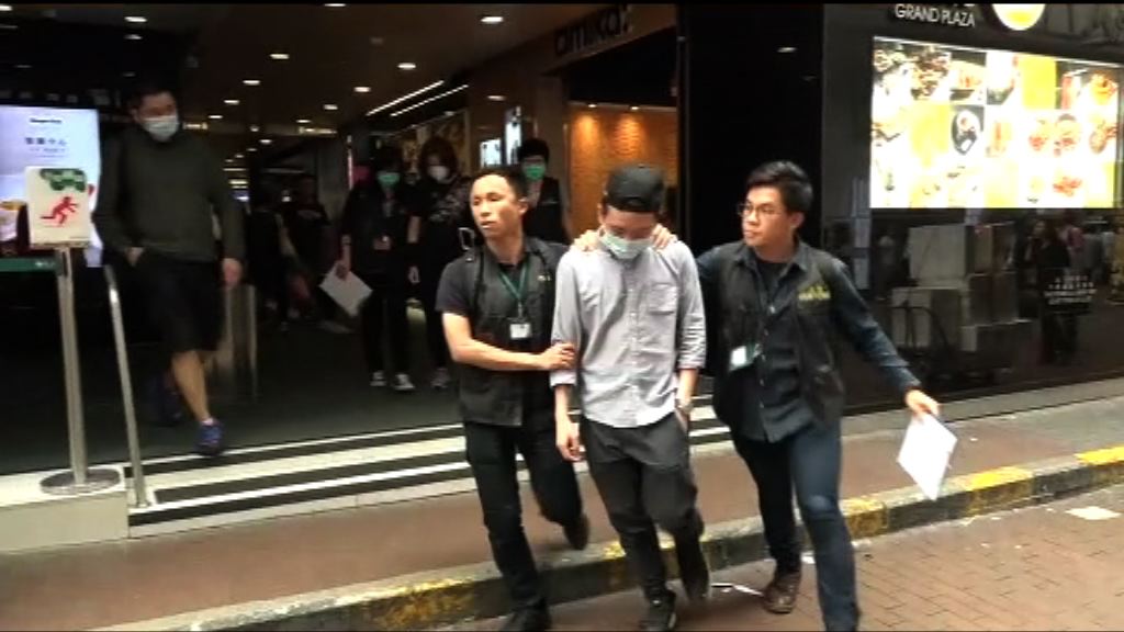 海關拘兩健身中心職員涉不良營商