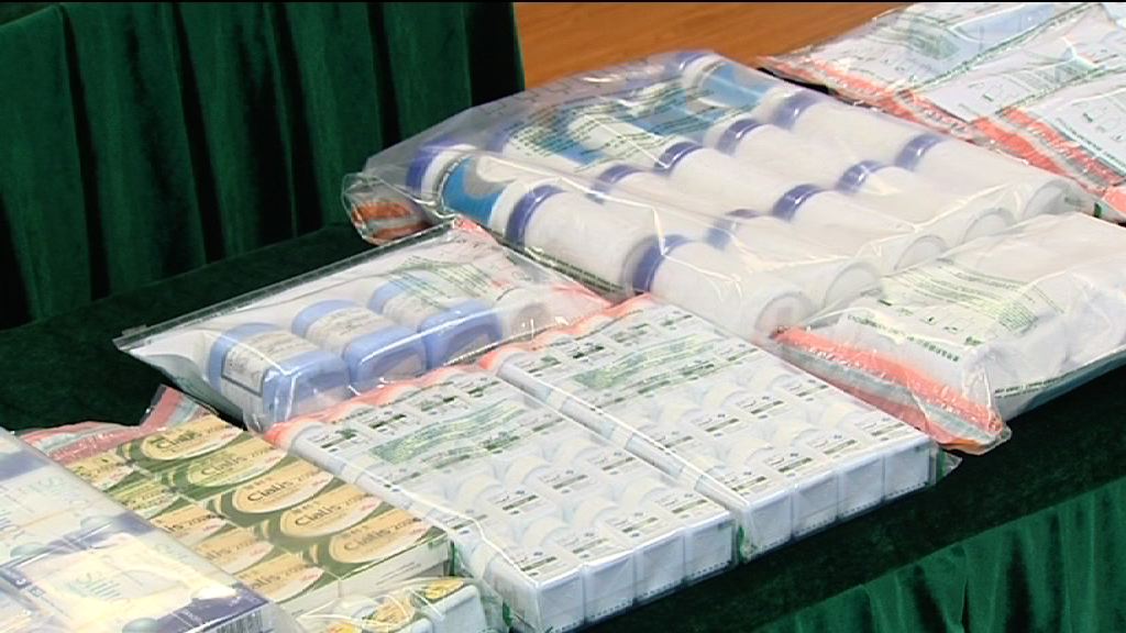 海關檢逾十萬粒冒牌及受管制藥物　拘14人