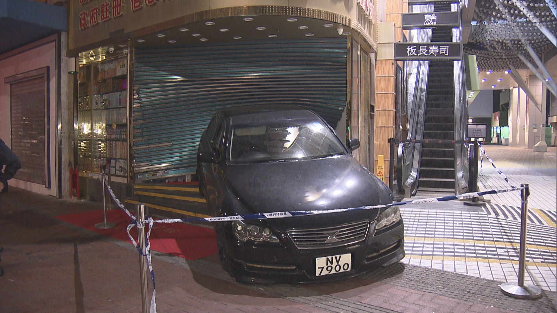 銅鑼灣一間藥房被私家車撞毀鐵閘