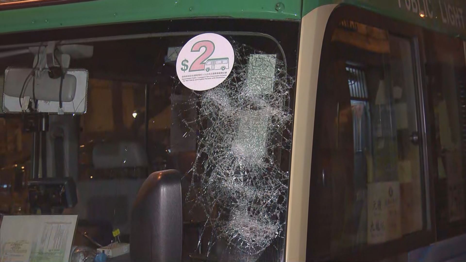 大埔十一輛專線小巴遭刑毀擋風玻璃
