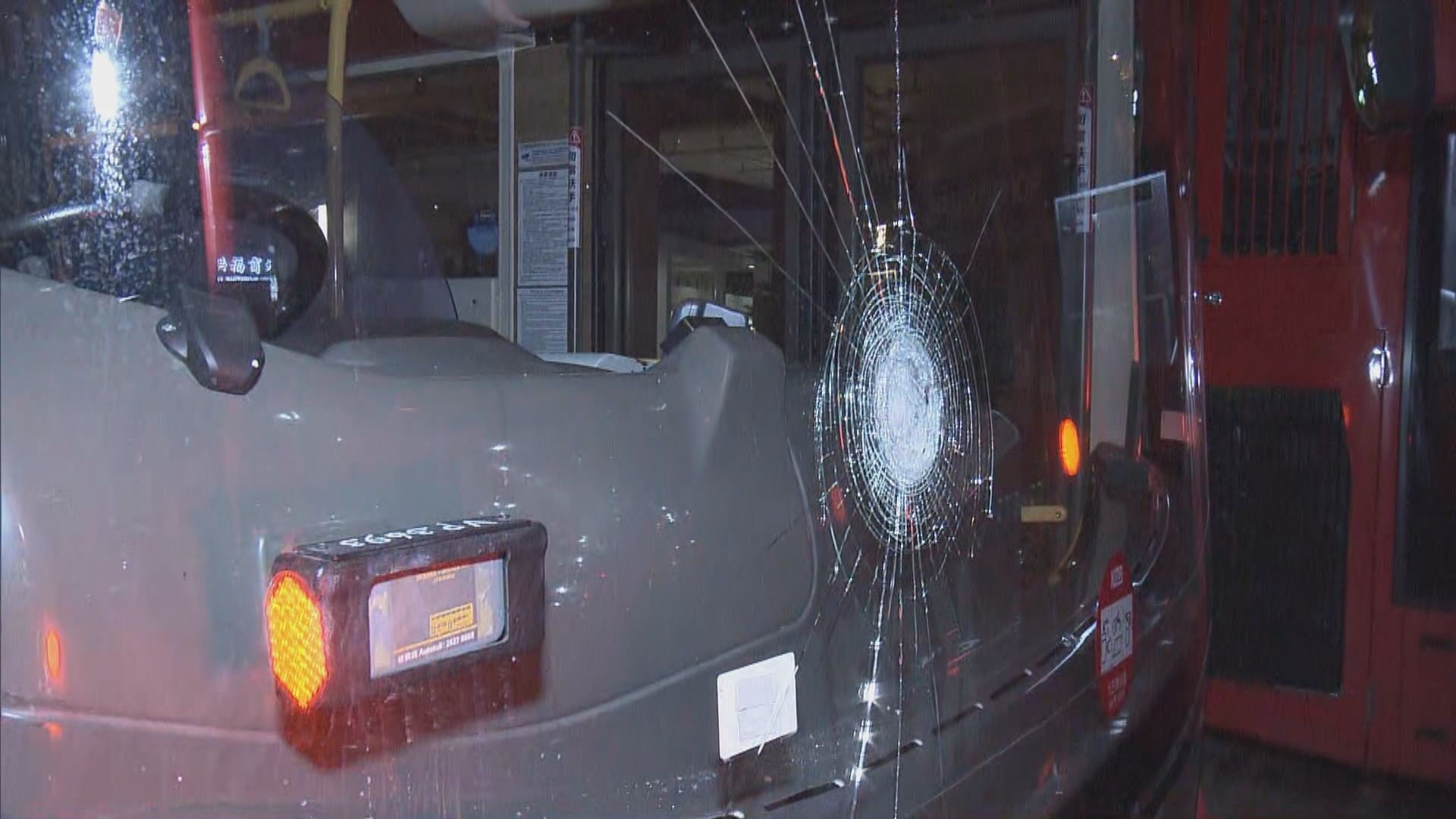 天水圍有五輛九巴雙層巴士被擊碎玻璃