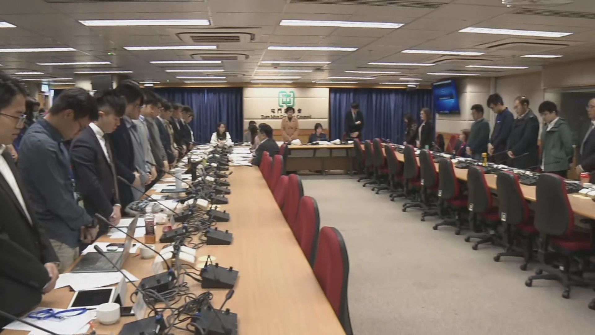 多個區議會首次會議　民主派為反修例逝世人士默哀