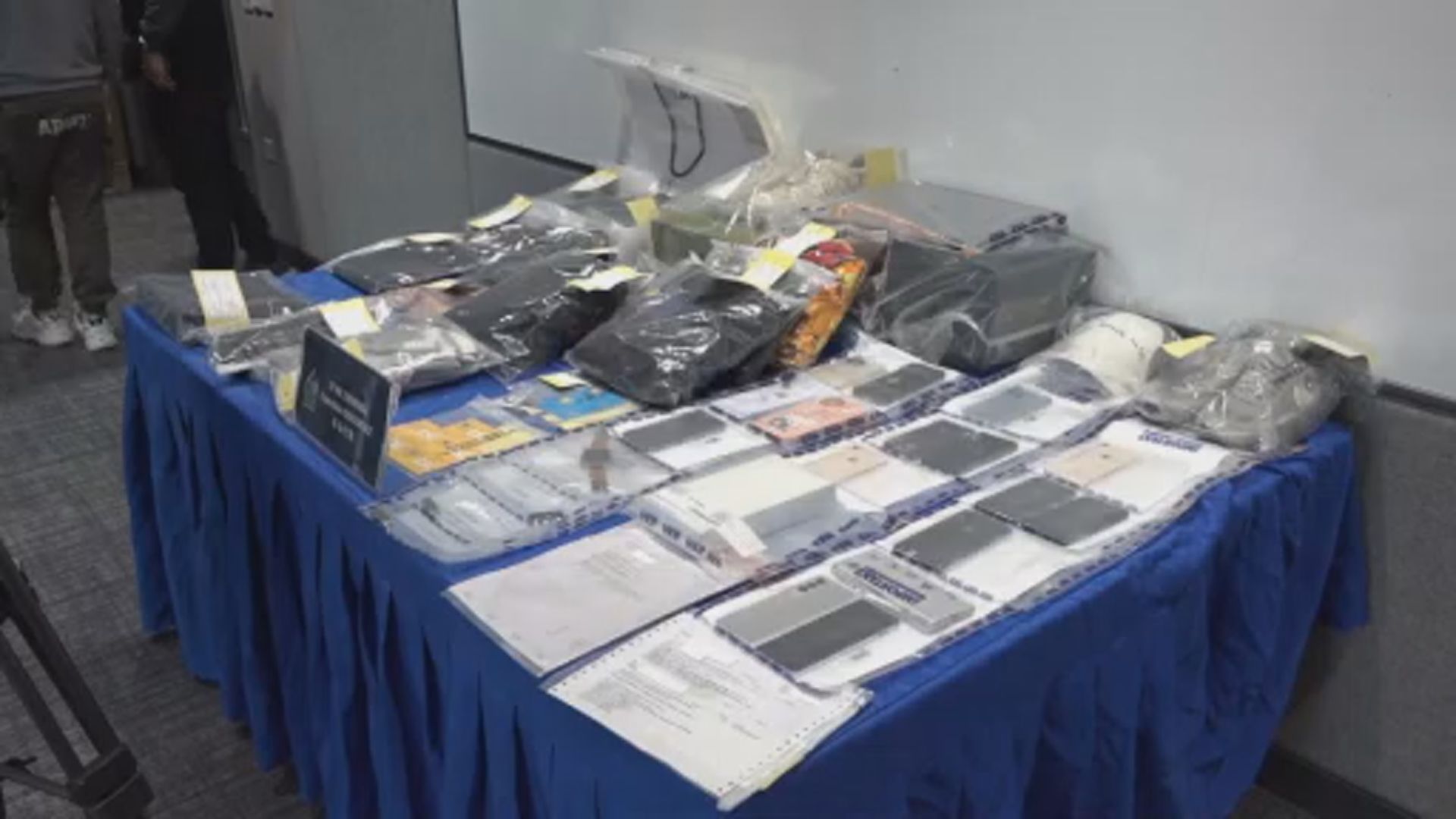 13男女涉電騙被捕　涉款逾140萬