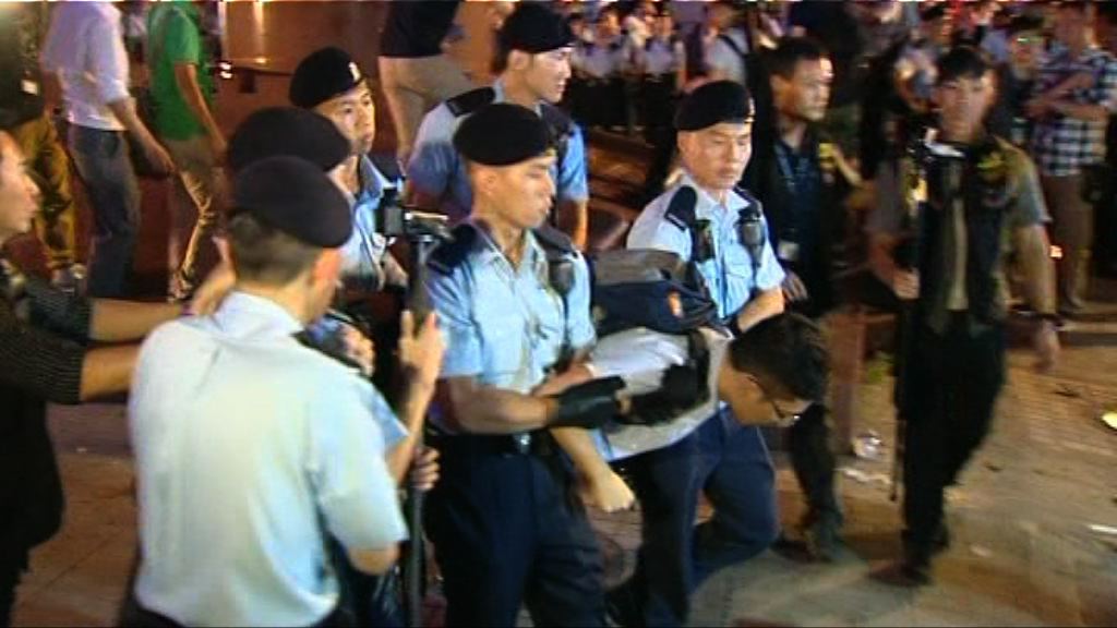 金紫荊廣場抗議　警方拘26人涉公眾妨擾罪