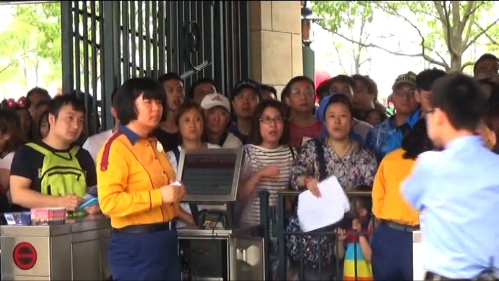 冒雨大排長龍　部分上海迪士尼遊客鼓躁