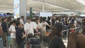 部分航空公司人手辦理登機逾十班航班延誤 人龍一度延伸機鐵站附近