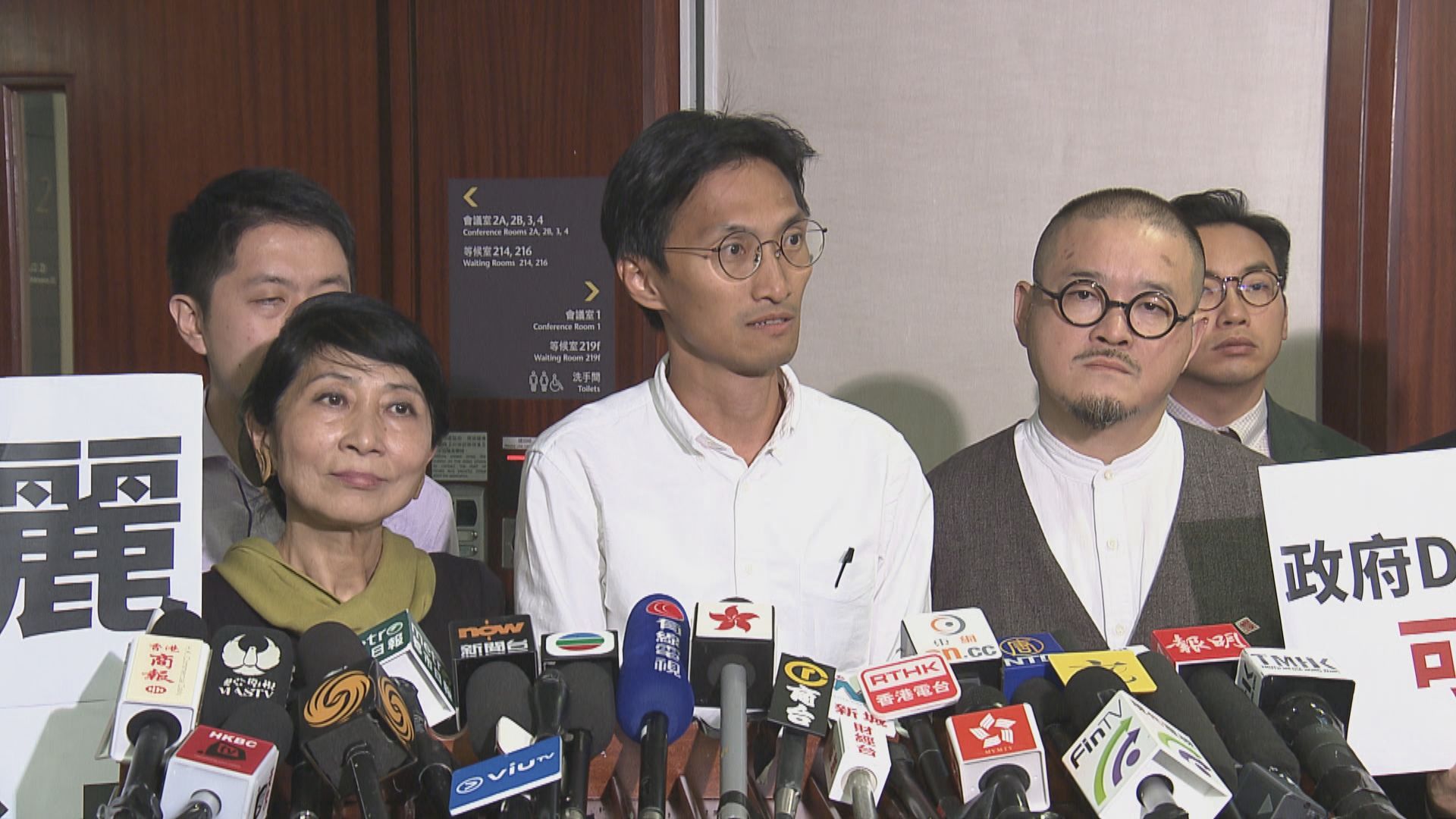 泛民主派批評政府剝奪劉小麗政治權利