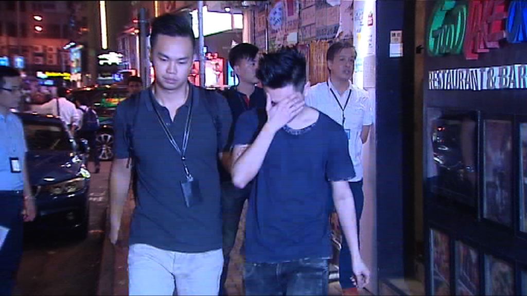 警方尖沙咀搗無牌酒吧拘兩人