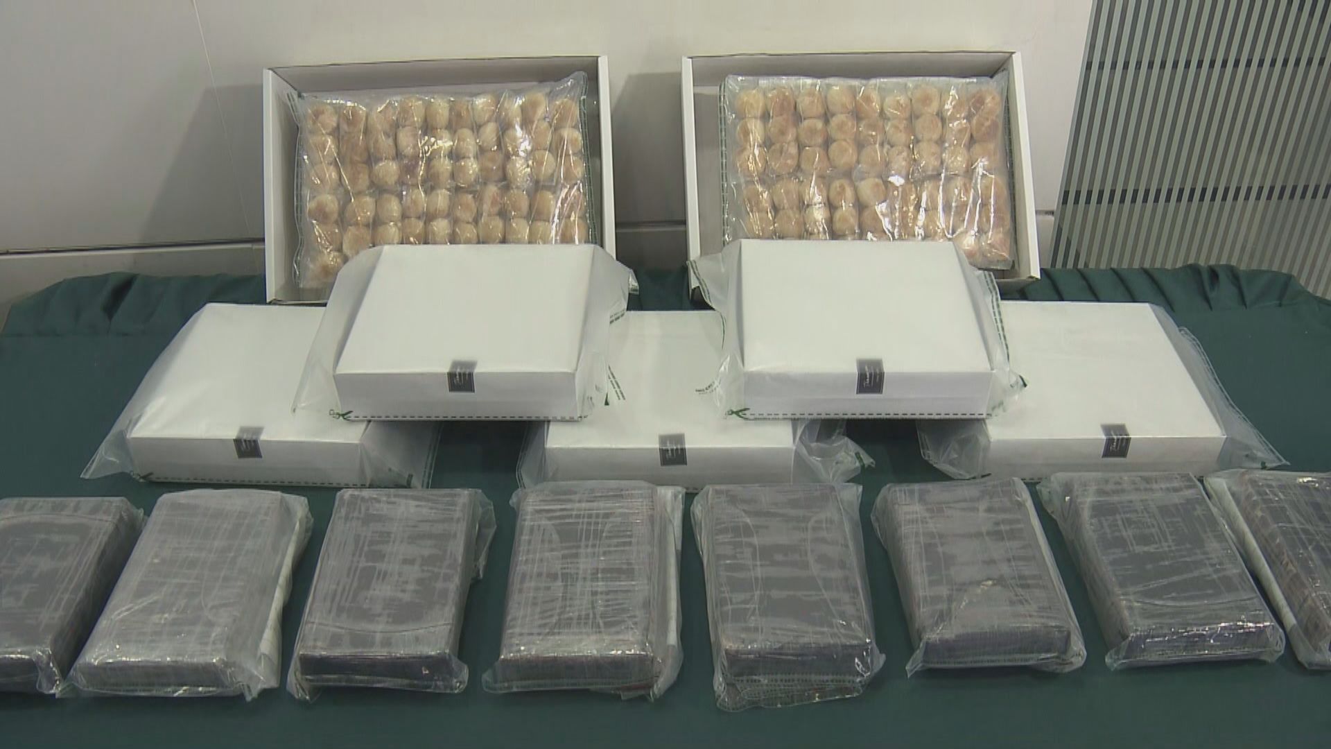 海關機場檢兩批懷疑毒品涉1400萬元拘兩人