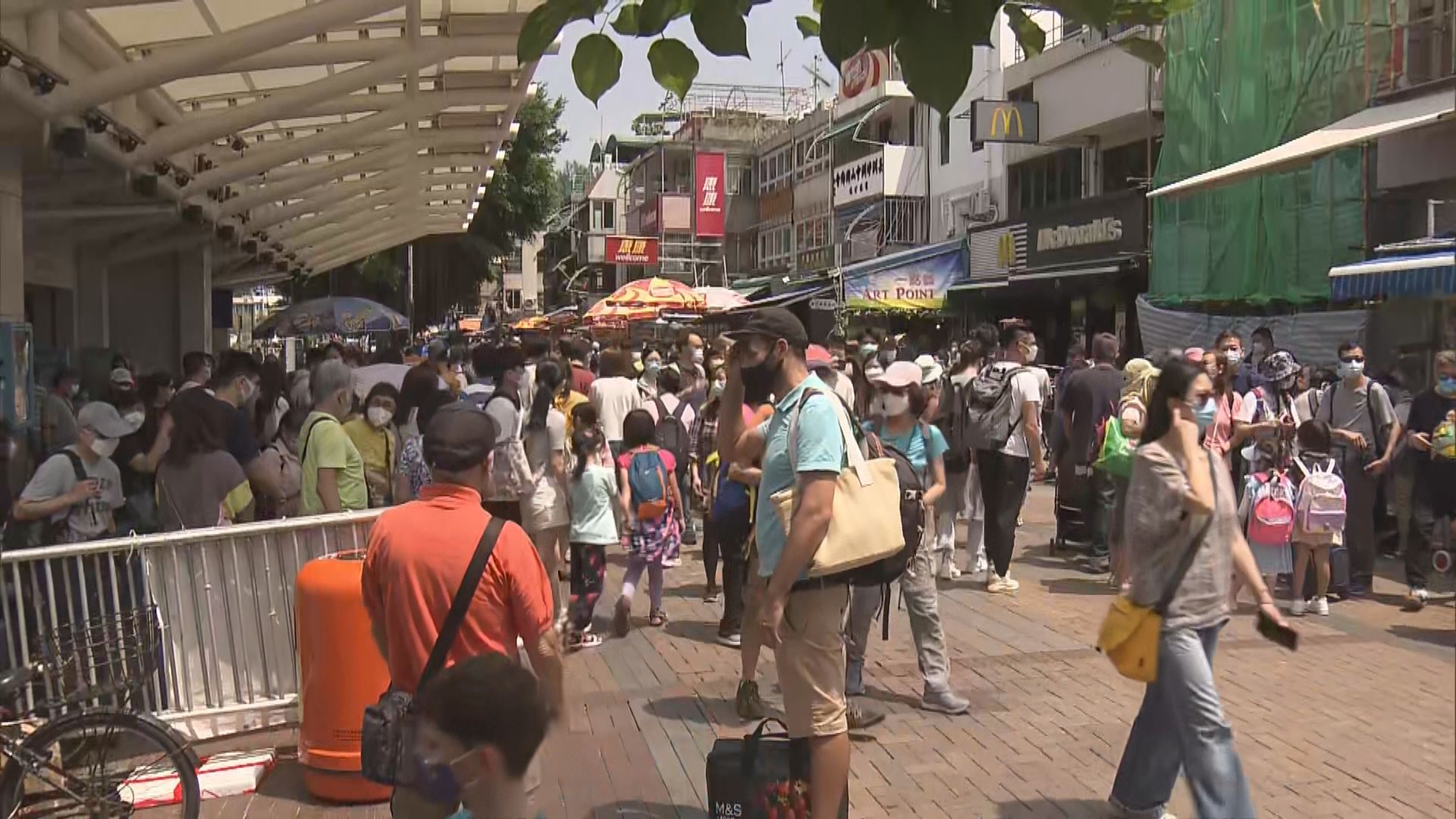 復活節四日長假開始　離島商場人頭湧湧