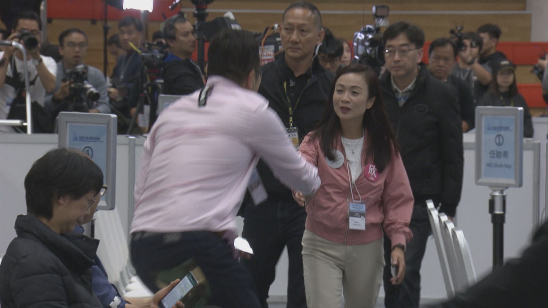 候選人陸續抵達點票中心等候選舉結果