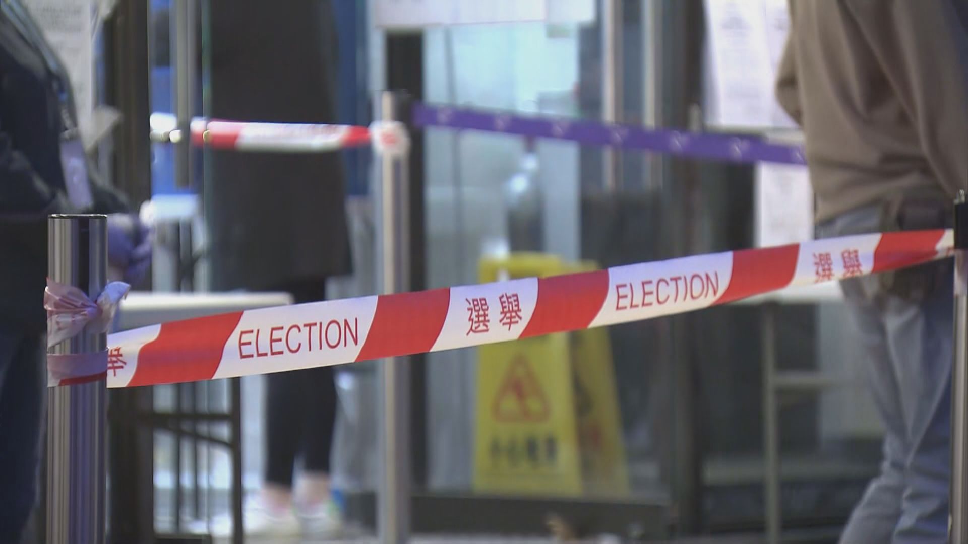 入黑後票站人流少　有選民因免費乘車而出外至晚上才投票