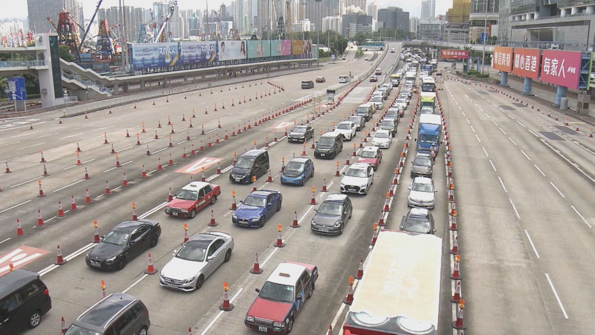 受灣仔交通意外影響 西隧歇性封閉所有行車線