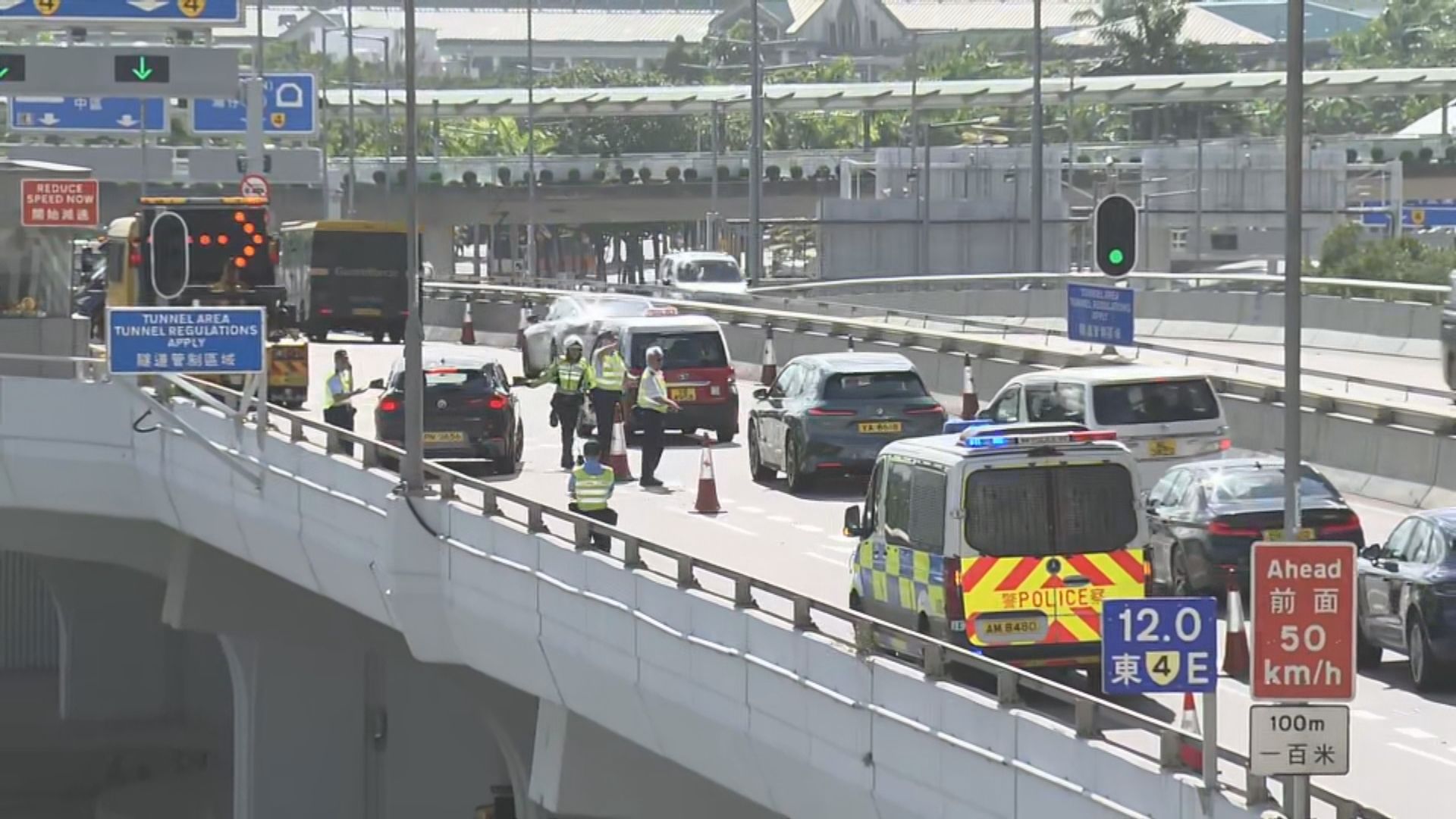 交通意外車流倒灌 西隧一度間歇性封全線 交通非常擠塞