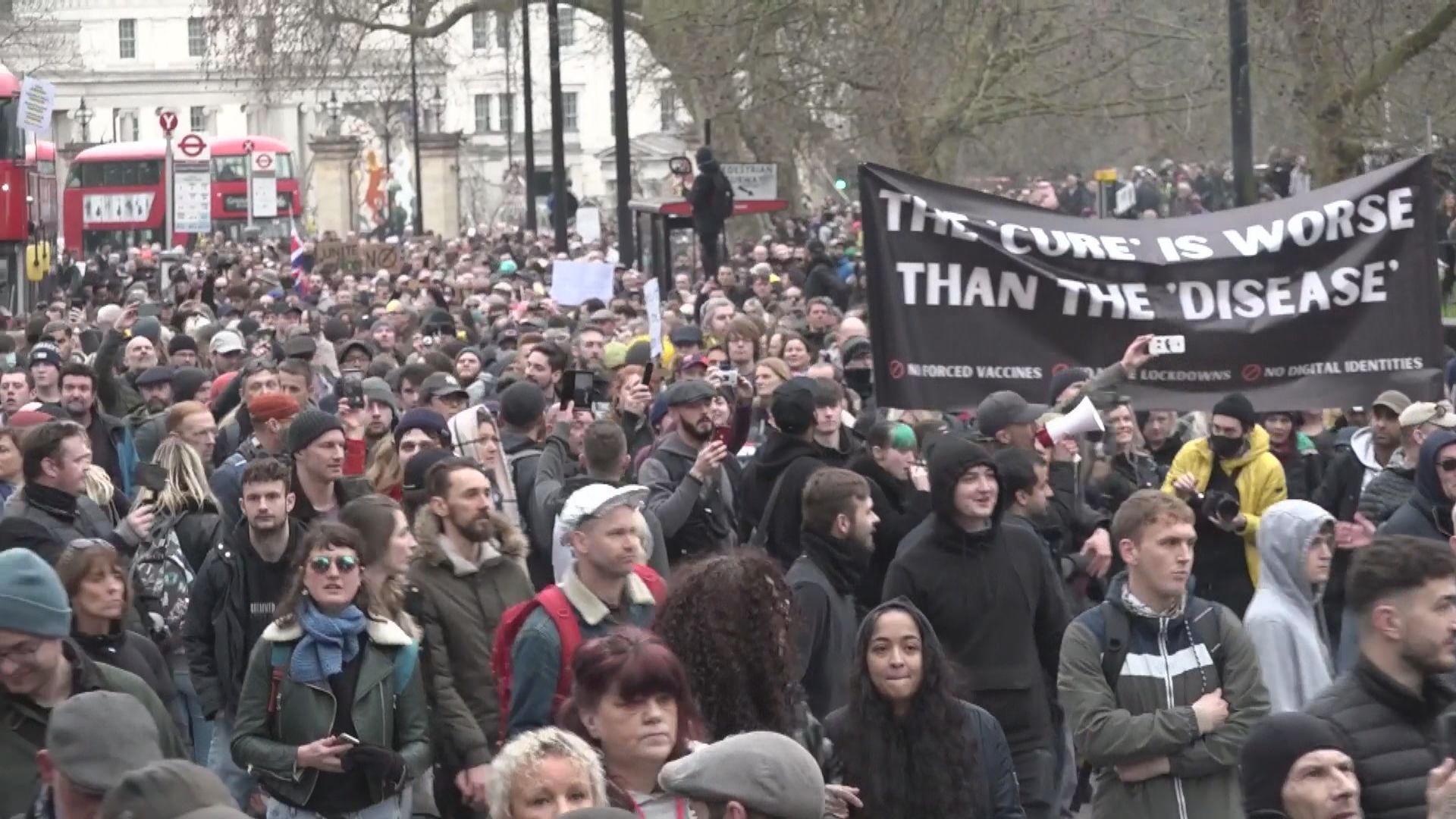 歐洲多個城市有反對防疫措施示威　部分演變成衝突