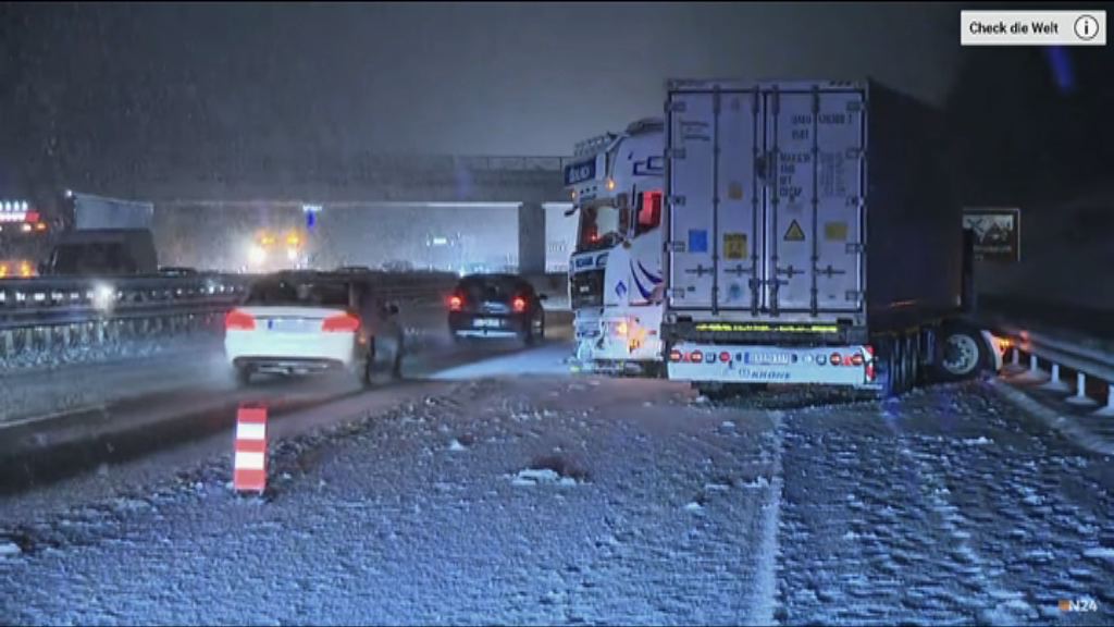 歐洲多國持續大雪影響陸空交通