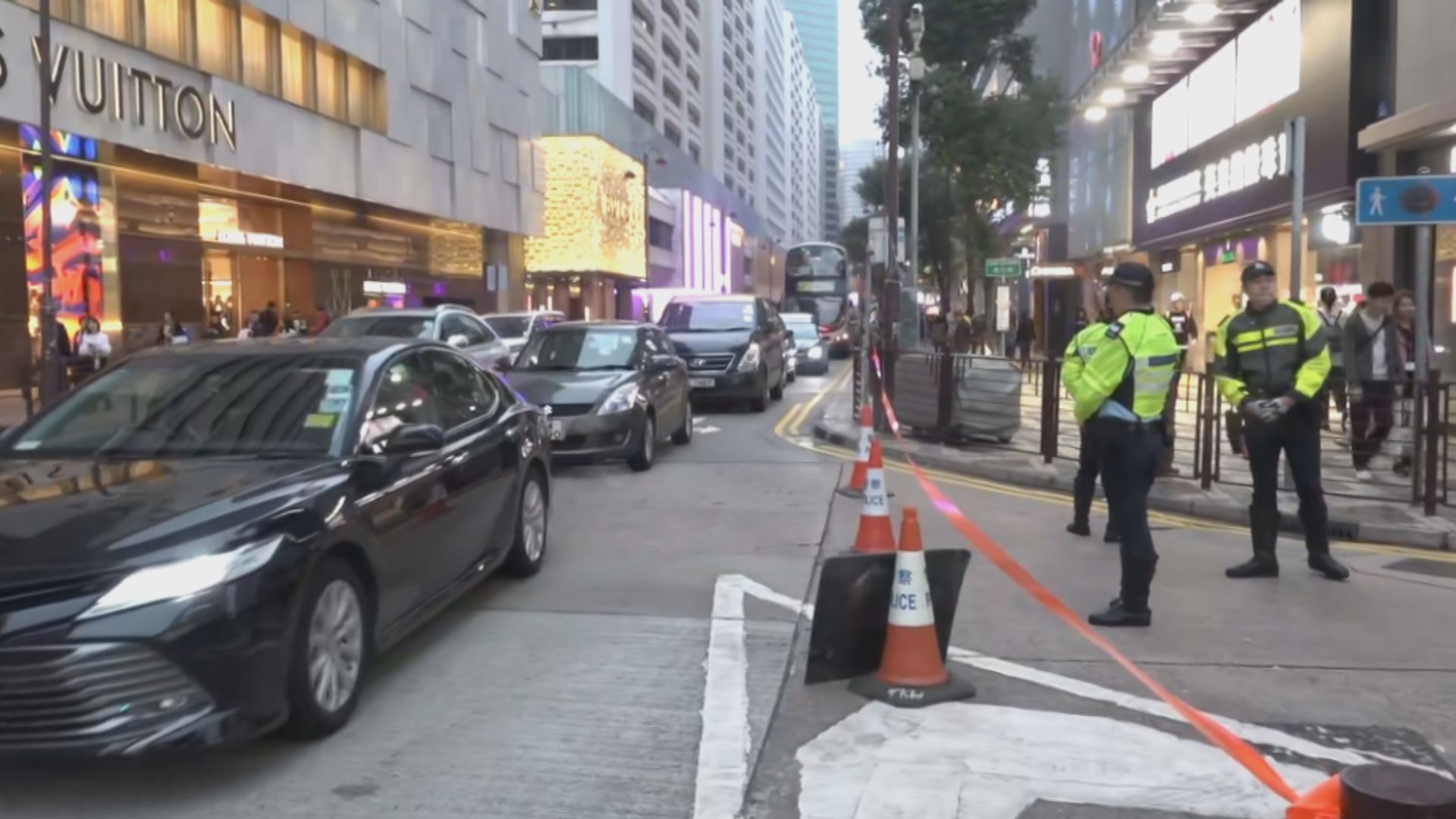 除夕夜港九多區陸續封路