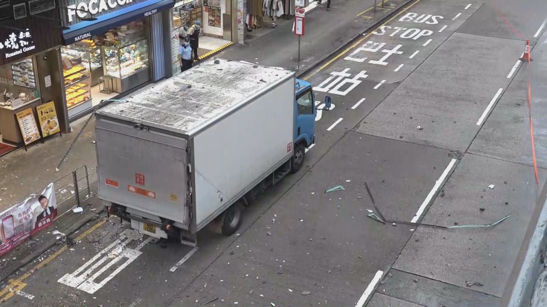 旺角道有大廈簷蓬塌下擊中貨車 司機走避不及受傷