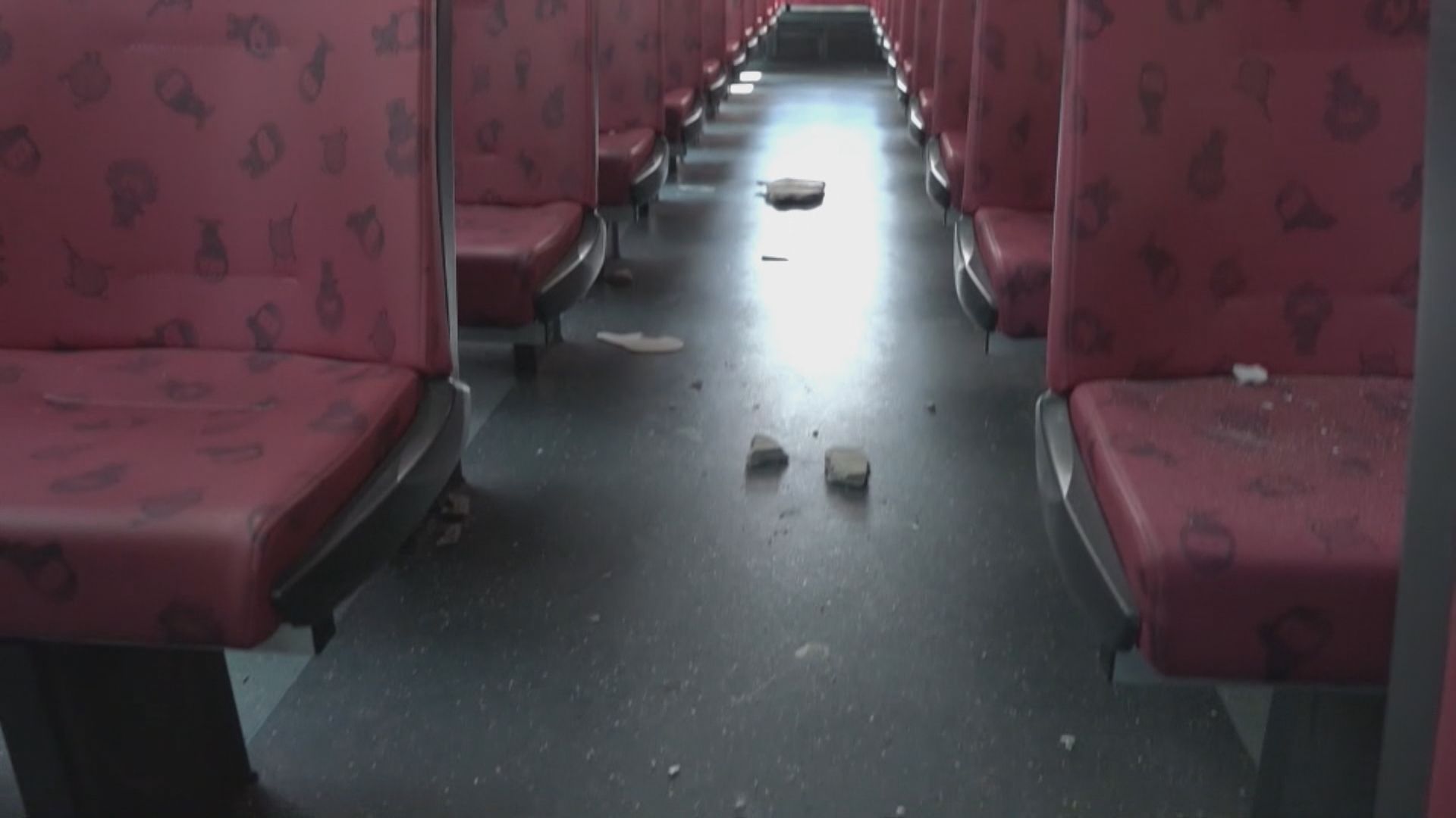 旺角新興大廈跌石屎擊穿九巴車頂 無人受傷