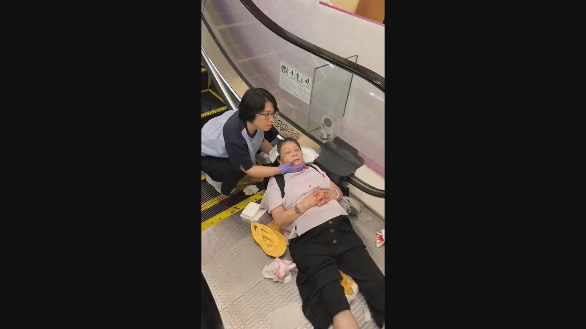 石門商場扶手電梯有長者跌倒　造成十人受傷送院