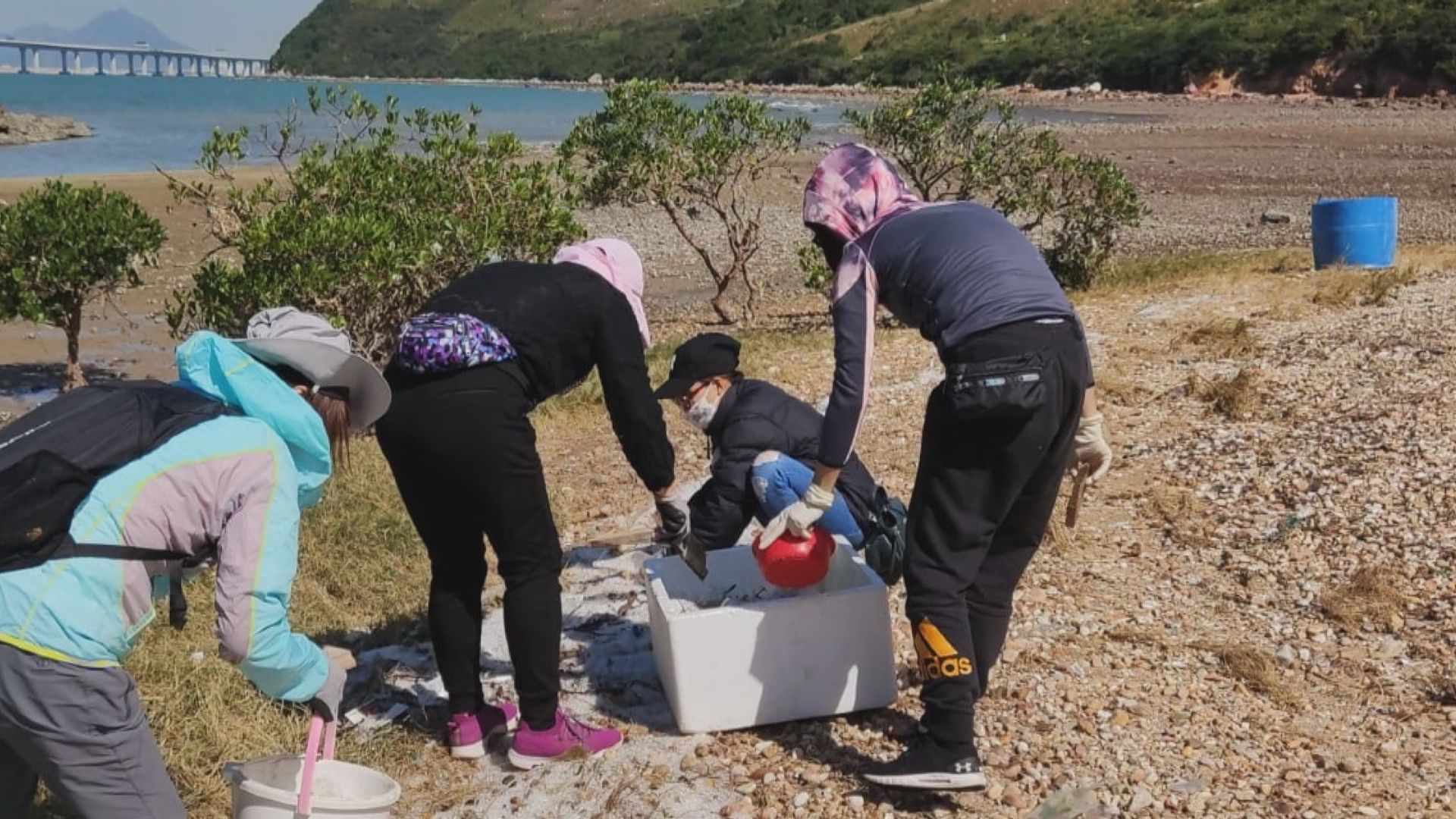 內河船珠江口沉沒　部分貨櫃漂浮至本港水域