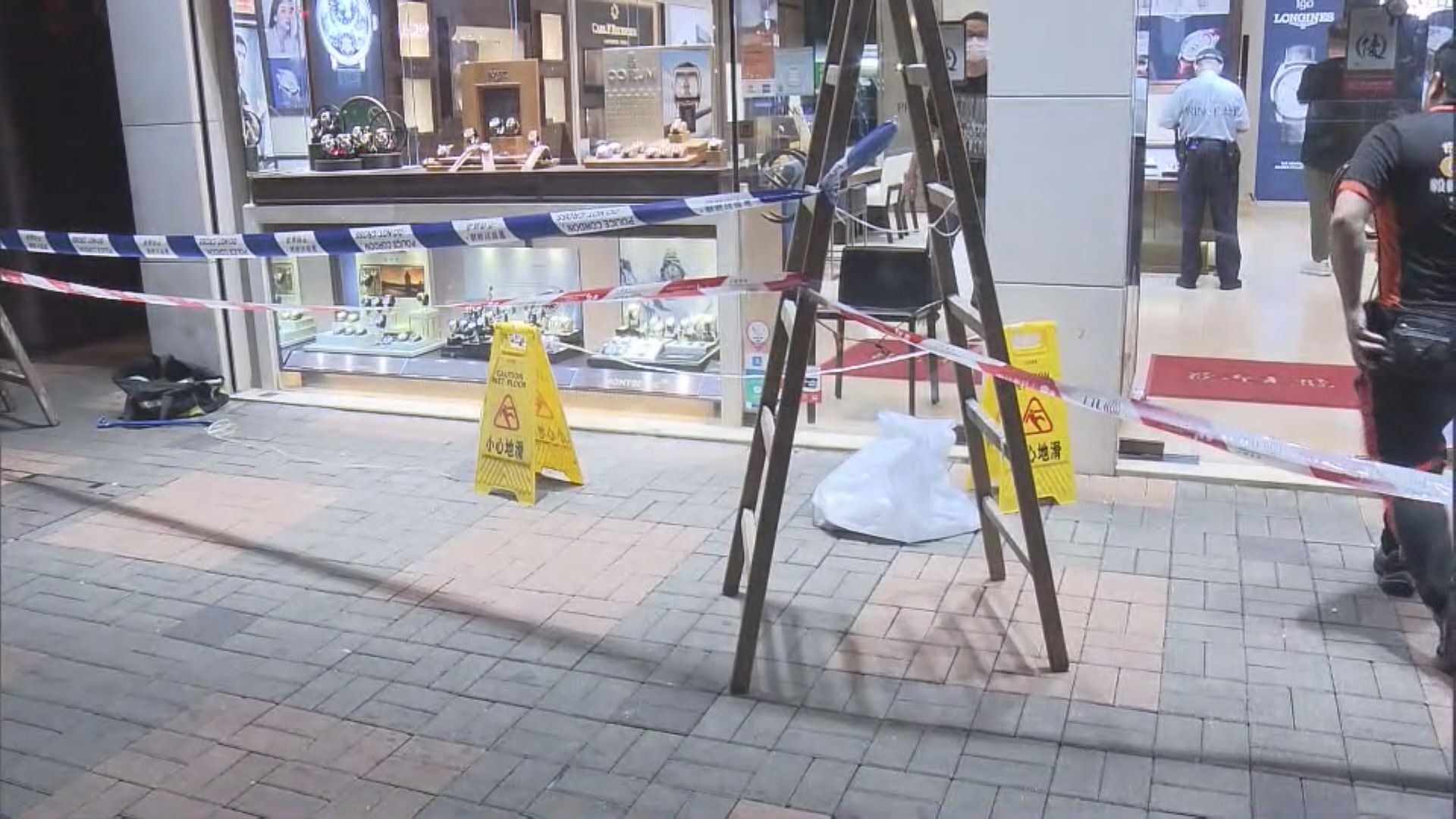 尖沙咀商舖懷疑瓦片剝落 擊傷女途人