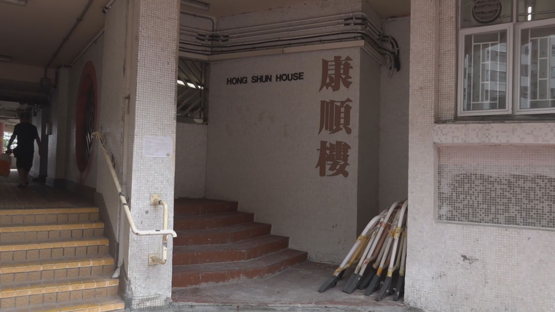 青衣12歲男童疑被獨留家中墮樓亡　父母涉疏忽照顧被捕