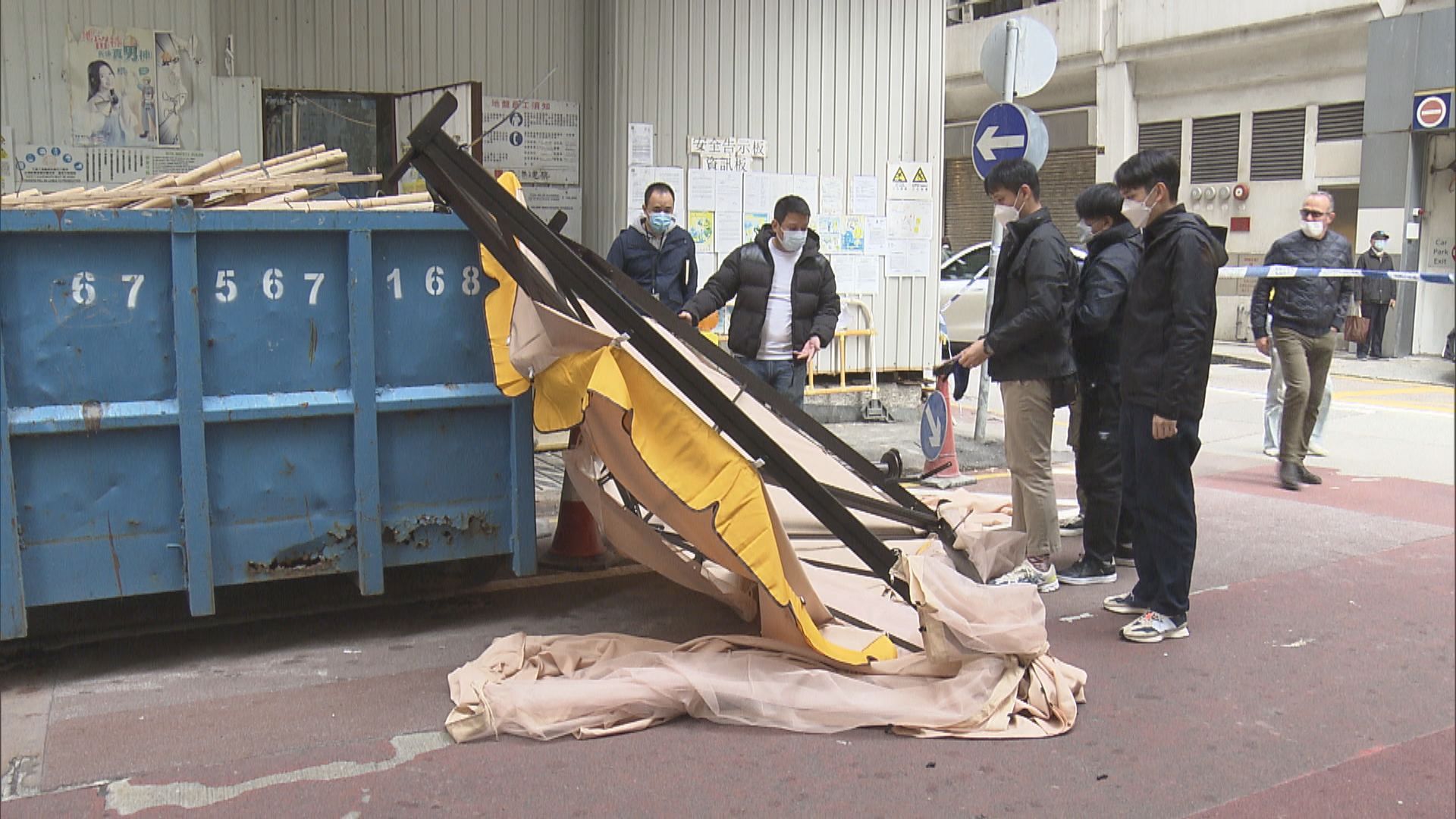 灣仔強風吹倒帳篷　砸中私家車及途人