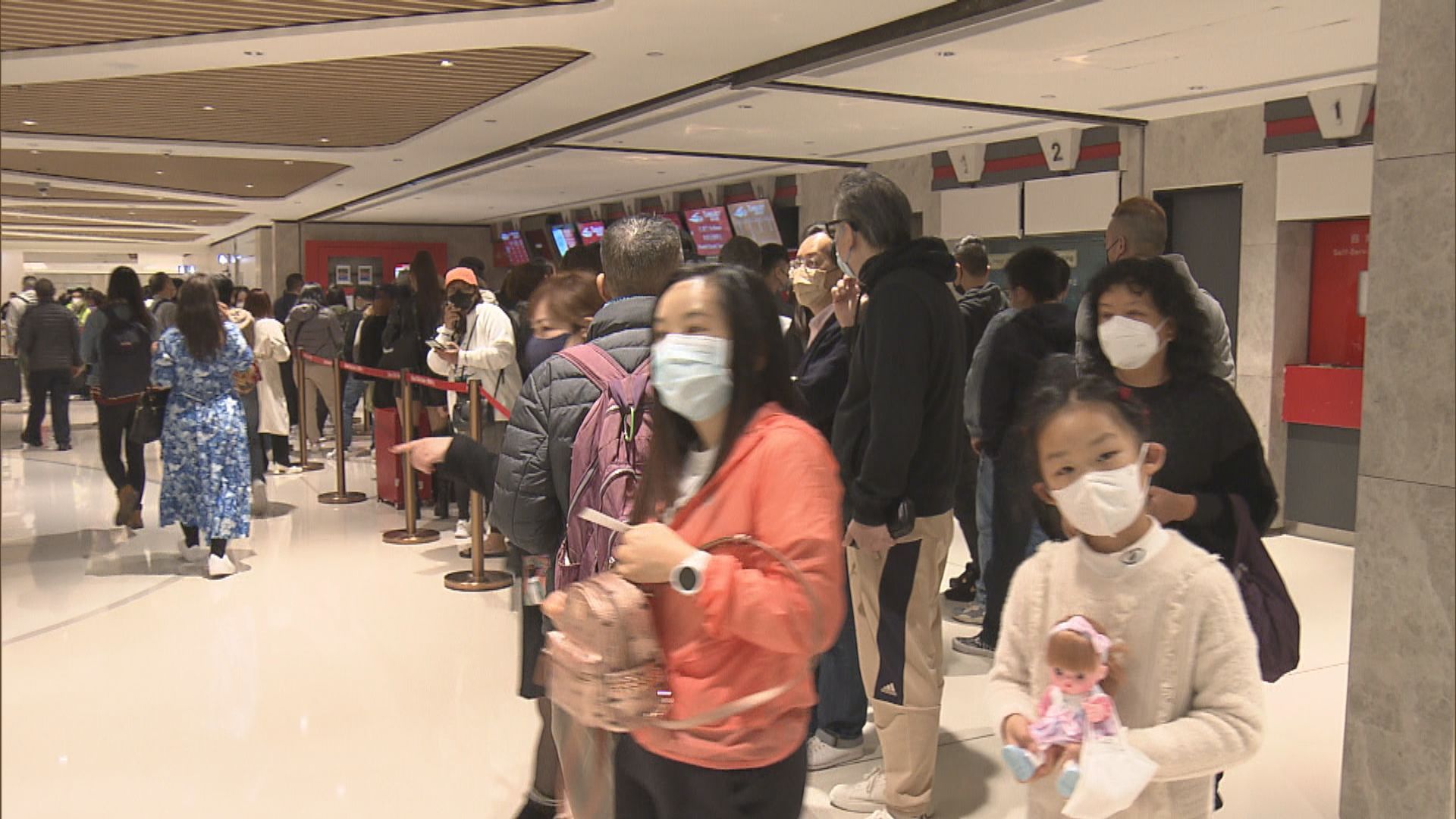 逾百人在信德中心排隊買船票到澳門旅遊