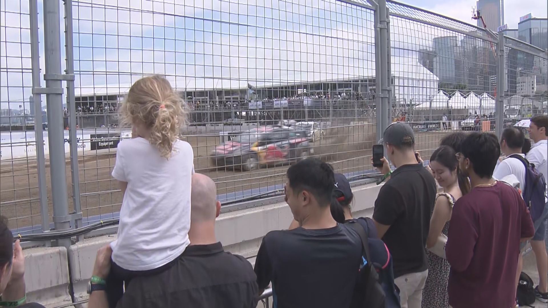 世界場地越野車錦標賽續有市民及遊客到中環觀賽