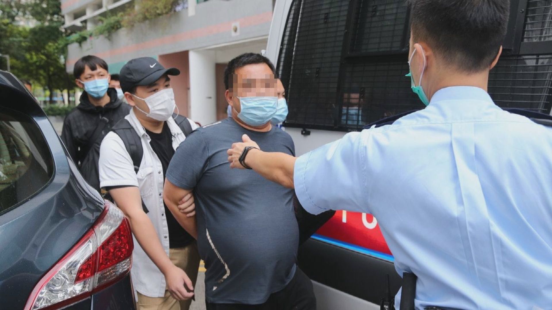 警方上水截查一男子時一度擎槍