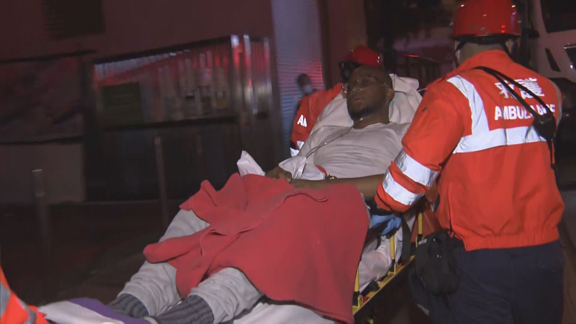 深水埗唐樓梯間雜物起火一人不適送院