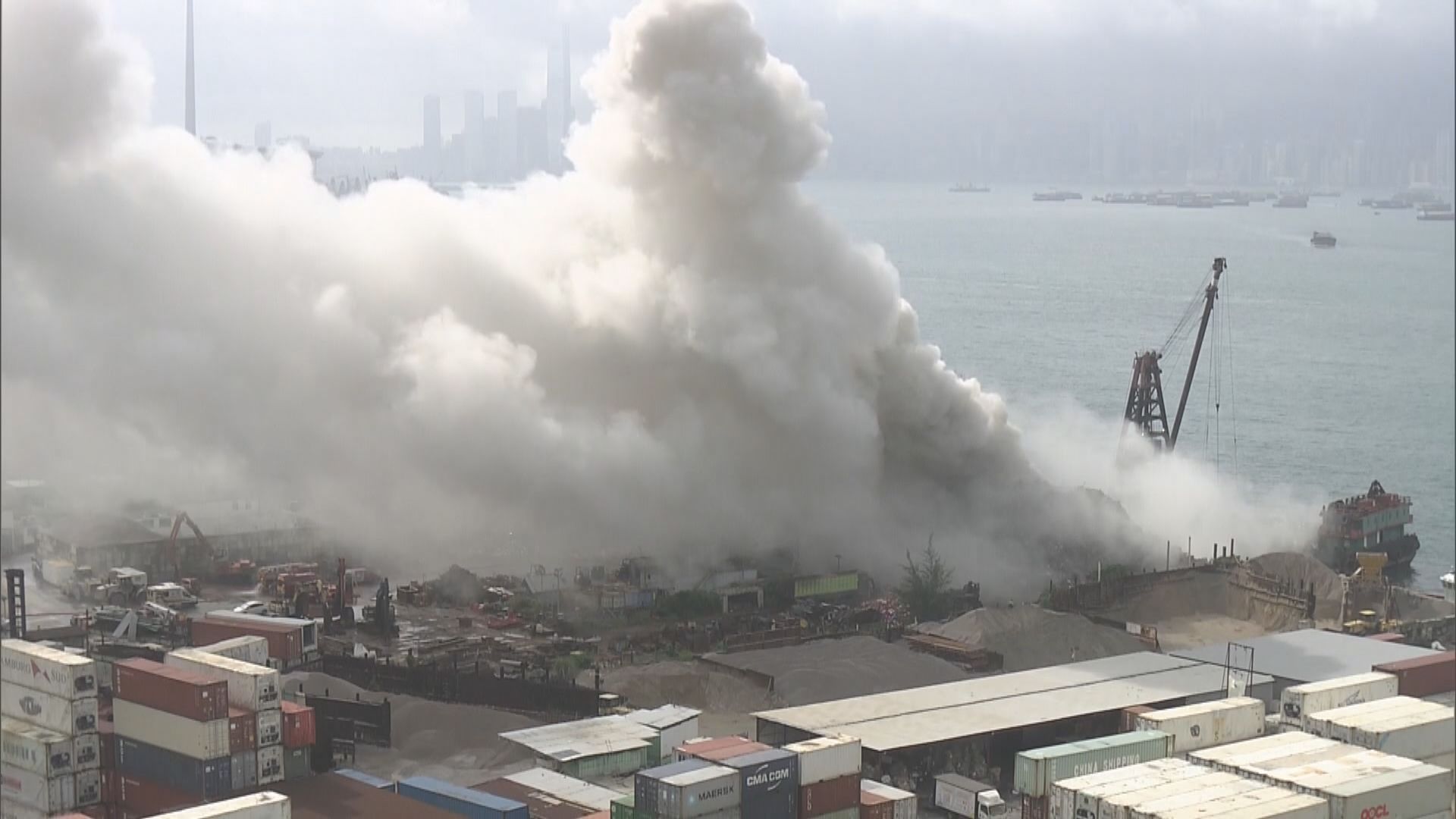 青衣鐵廠二級火焚燒三小時仍未救熄　暫無人受傷