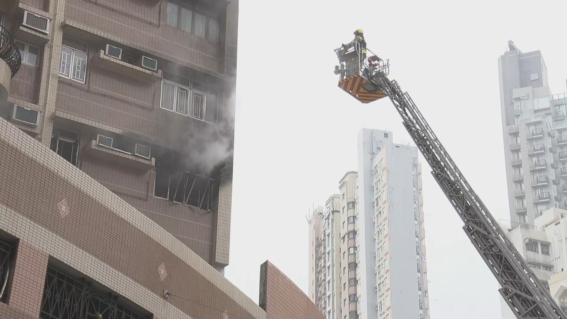 西環一個住宅單位火警疑電器短路引起