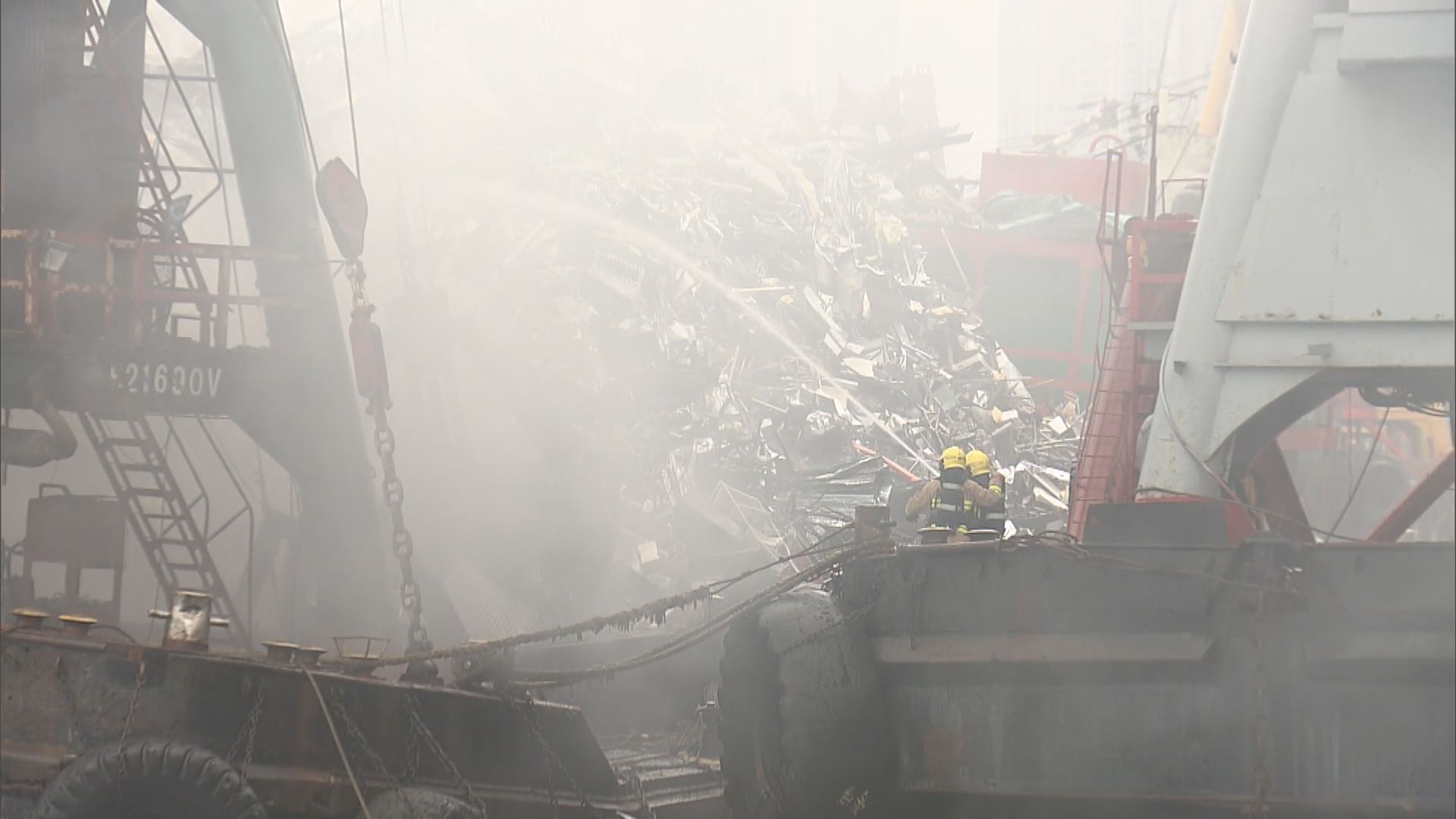 新油麻地避風塘躉船回收廢料起火　一名消防員不適送院