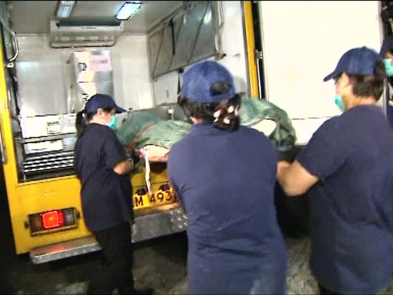 黃大仙火警倒斃天台男子　遺體被運走