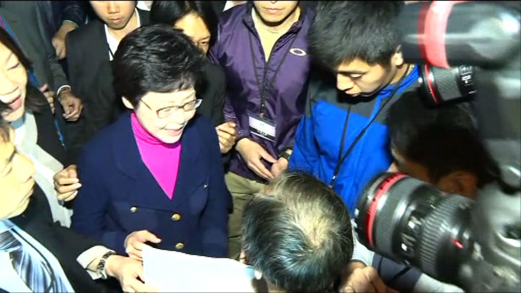 多個團體特首選舉論壇會場外示威