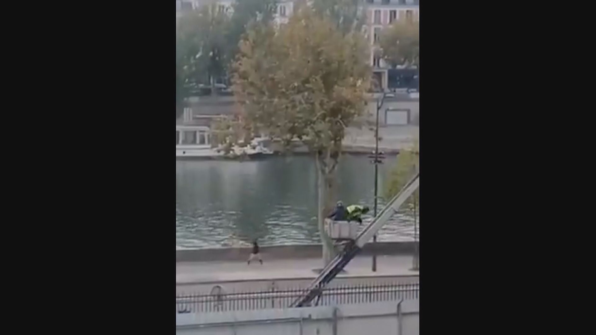 羅浮宮驚天劫案再有新片段曝光　賊人從從容容離開現場