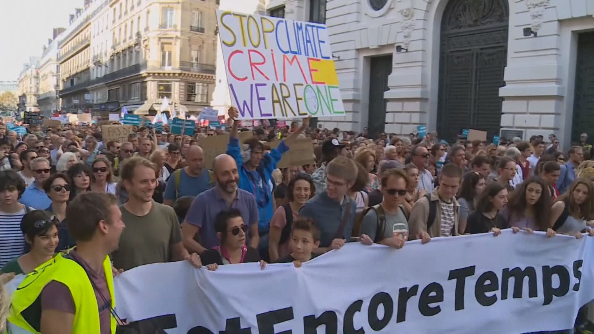 巴黎大型遊行促政府應對全球暖化