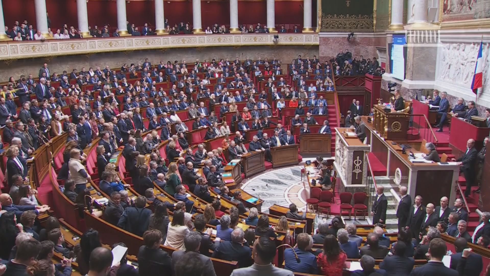 馬克龍繞過議會強推退休改革