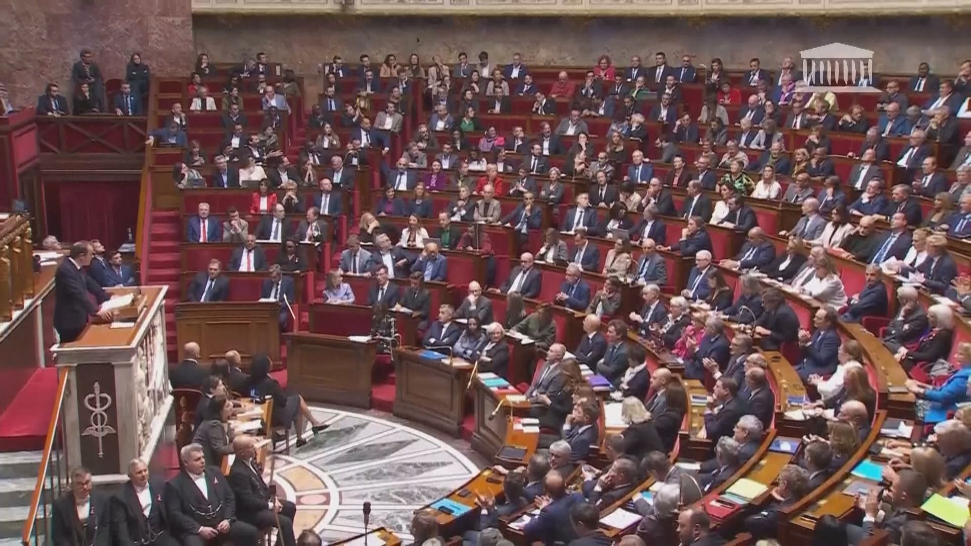 法國總理勒科爾尼宣布暫緩退休制度改革